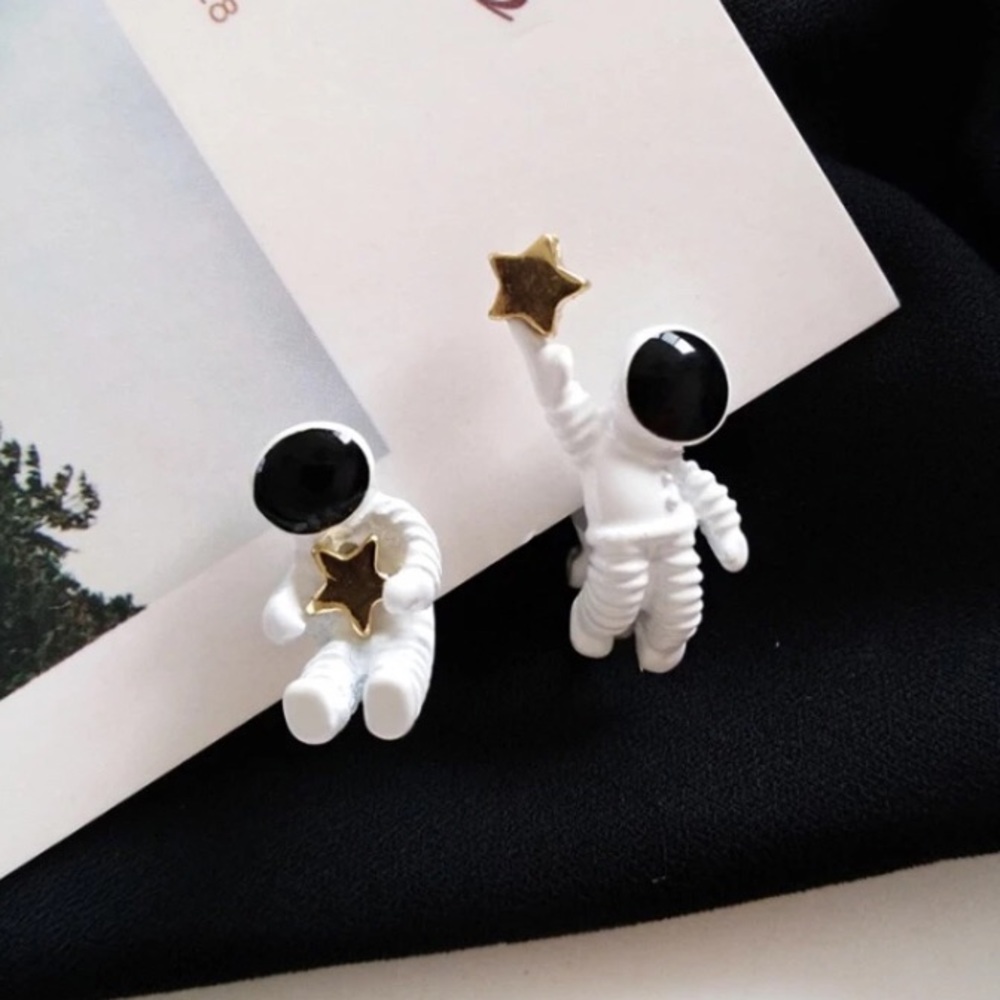 βοΈ 2/$24 Astronaut Earrings βοΈ - Picture 2 of 5